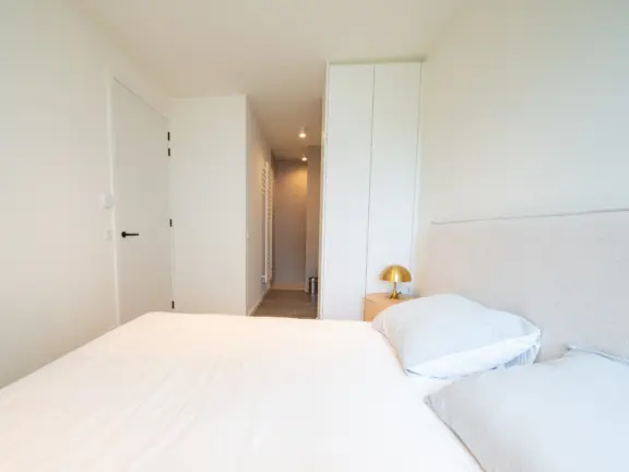 The hamptons cadzand appartement lumiere slaapkamer 2p bed badkamer