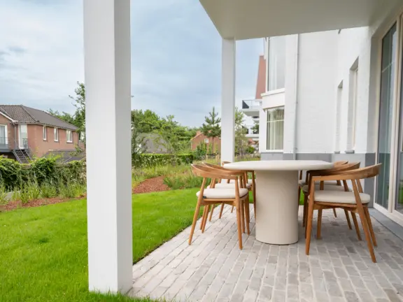 The hamptons cadzand appartement lumiere tuin tafel lucht