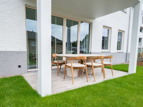 The hamptons cadzand appartement lumiere tuin tafel stoelen