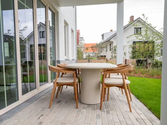 The hamptons cadzand appartement lumiere tuin tafel zijkant 2