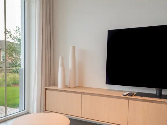 The hamptons cadzand appartement lumiere tv raam 2