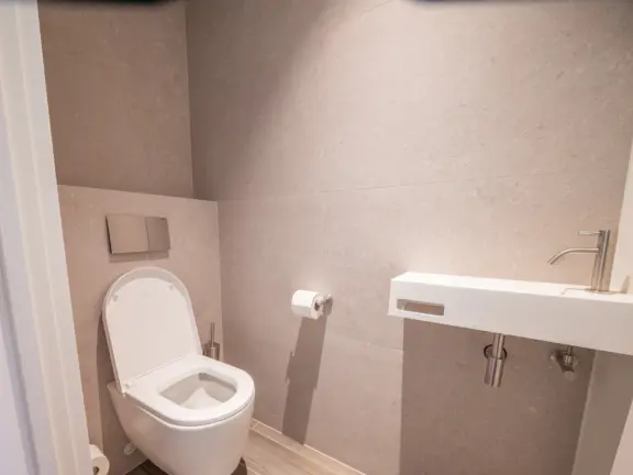 The hamptons cadzand appartement lumiere wc kraan