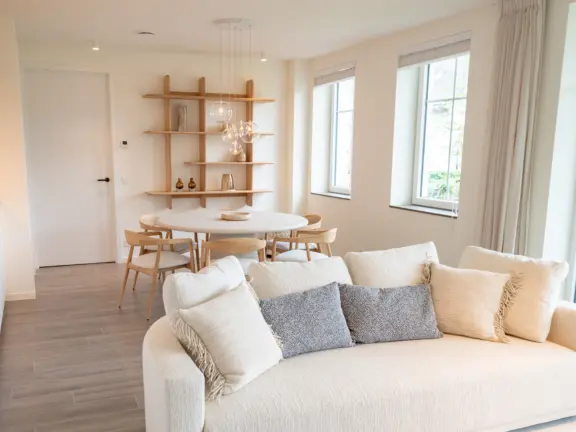 The hamptons cadzand appartement lumiere woonkamer eettafel 2