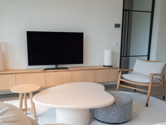 The hamptons cadzand appartement lumiere woonkamer stoel tv