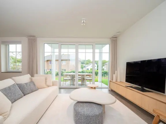 0 the hamptons cadzand appartement lumiere woonkamer bank tv