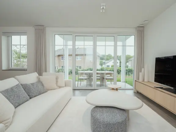 0 the hamptons cadzand appartement lumiere woonkamer bank tv cover