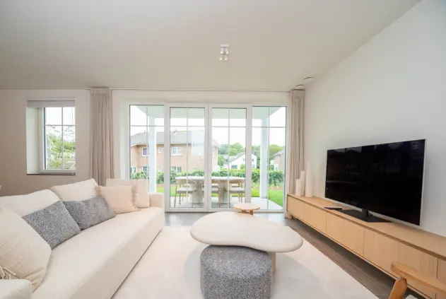0 the hamptons cadzand appartement lumiere woonkamer bank tv