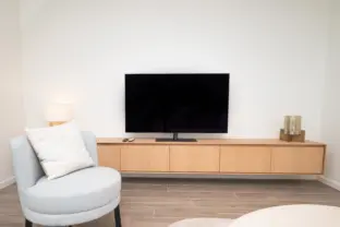 Hamptons cadzand luxus wohnung 21 004 wohnzimmer tv