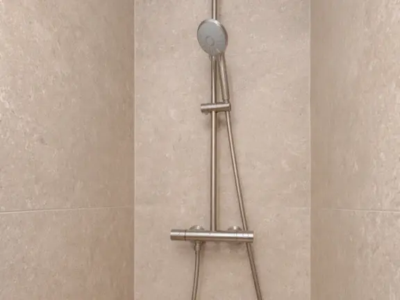 Hamptons cadzand luxus wohnung 21 004 badezimmer 2 dusche