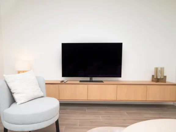 Hamptons cadzand luxus wohnung 21 004 wohnzimmer tv