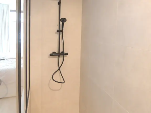 Hamptons cadzand luxe appartement boulevard 22 101 badkamer douche