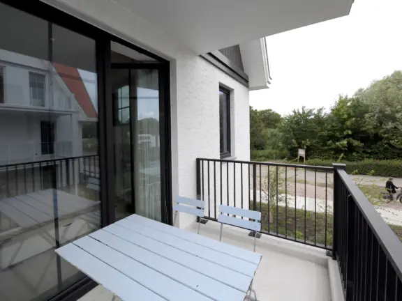 Hamptons cadzand luxe appartement boulevard 22 101 balkon tafel