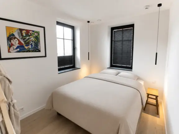 Hamptons cadzand luxe appartement boulevard 22 101 masterbedroom kunst