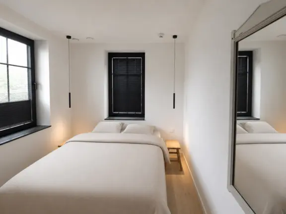Hamptons cadzand luxe appartement boulevard 22 101 masterbedroom spiegel