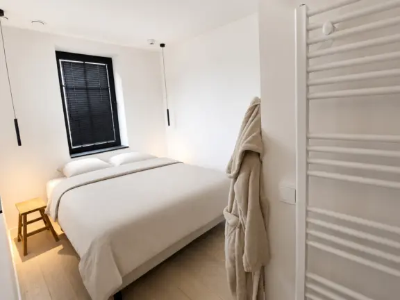 Hamptons cadzand luxe appartement boulevard 22 101 masterbedroom vanuit badkamer