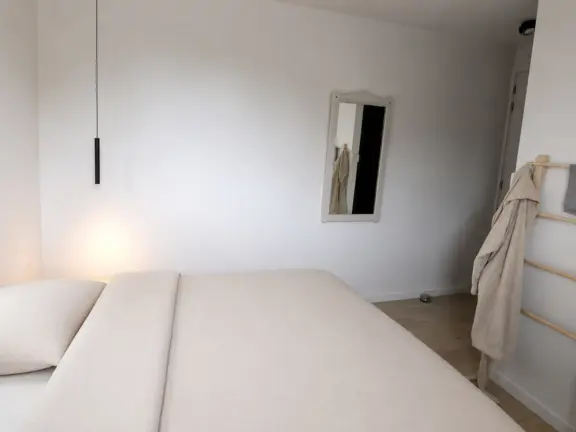 Hamptons cadzand luxe appartement boulevard 22 101 masterbedroom zijaanzicht