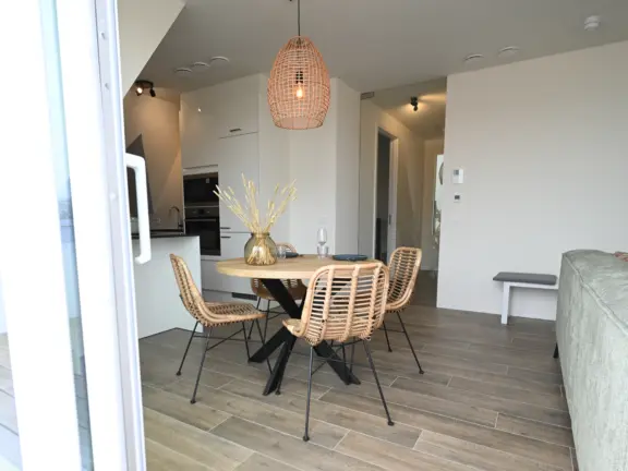 Luxe appartement boulevard 15 301 cadzand eethoek gezien vanaf dakterras
