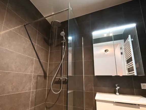 Luxe appartement boulevard 15 301 cadzand slaapkamer 1 badkamer ensuite regendouche