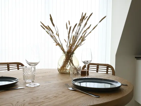 Luxe appartement boulevard 15 301 cadzand tafel met borden