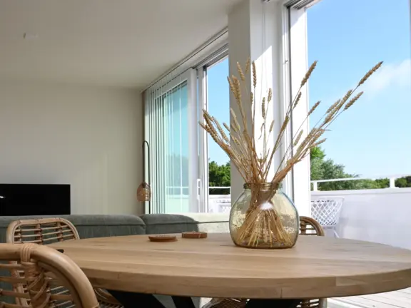 Luxe appartement boulevard 15 301 cadzand eettafel droogboeket