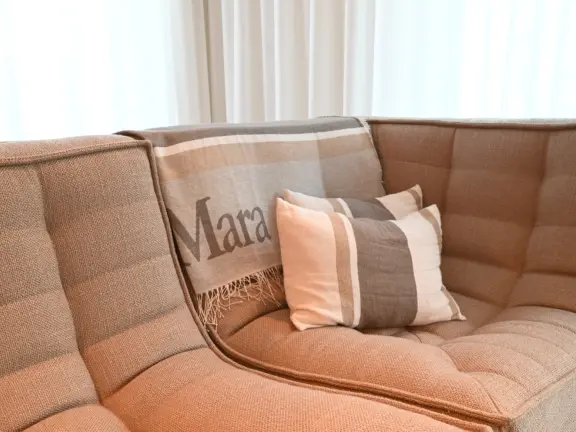 Vakantie appartement boulevard de wielingen 15 001 cadzand woonkamer bank detail