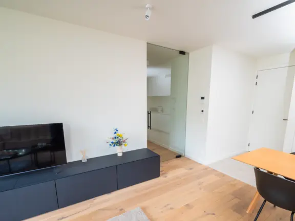 Vakantie appartement boulevard de wielingen 15 001 cadzand woonkamer deur naar hal