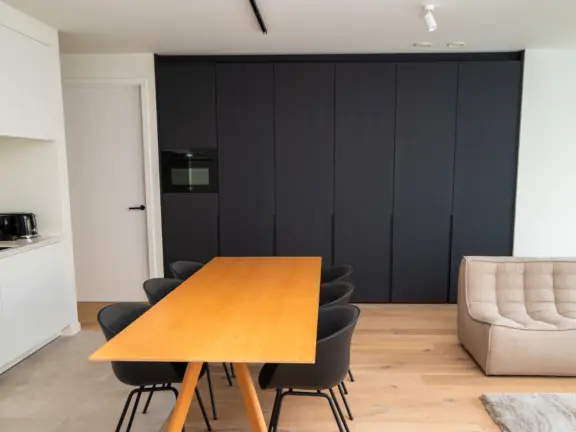 Vakantie appartement boulevard de wielingen 15 001 cadzand woonkamer eettafel en keuken en bank