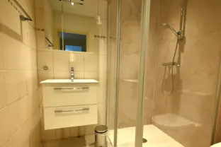 Appartement duinlaan 5 karen cadzand bad badkamer wastafel