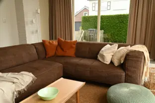 Appartement duinlaan 5 karen cadzand bad woonkamer bank