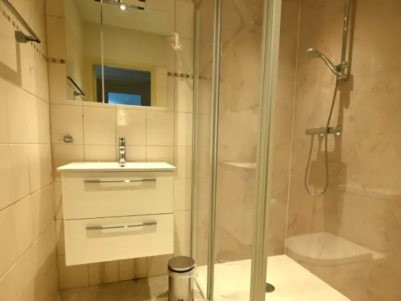 Appartement duinlaan 5 karen cadzand bad badkamer wastafel