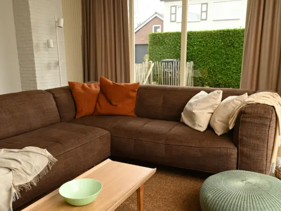 Appartement duinlaan 5 karen cadzand bad woonkamer bank