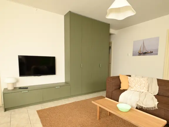 Appartement duinlaan 5 karen cadzand bad woonkamer tv