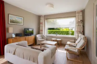Windhorst hennequinlaan 17 cadzand bad woonkamer bank en vitrage