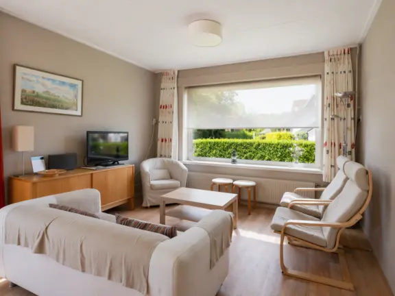 Windhorst hennequinlaan 17 cadzand bad woonkamer bank en vitrage