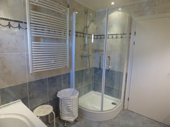 Appartement steemare parterre hennequinlaan 21 cadzand badkamer douche