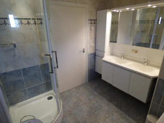 Appartement steemare parterre hennequinlaan 21 cadzand badkamer wastafel