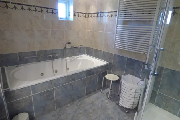 Appartement steemare hennequinlaan 21 badkamer bad