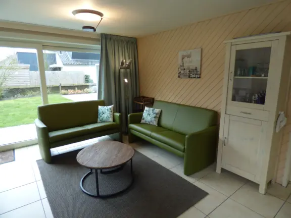 Steemare ferienhaus hennequinlaan 21b cadzand wohnzimmer und garten