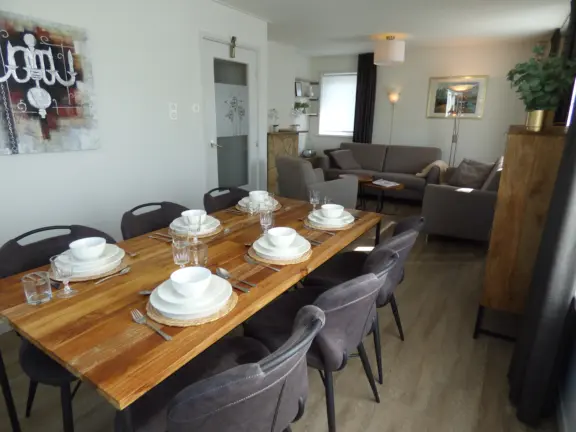 Appartement neptunus cadzand hennequinlaan 23a eettafel