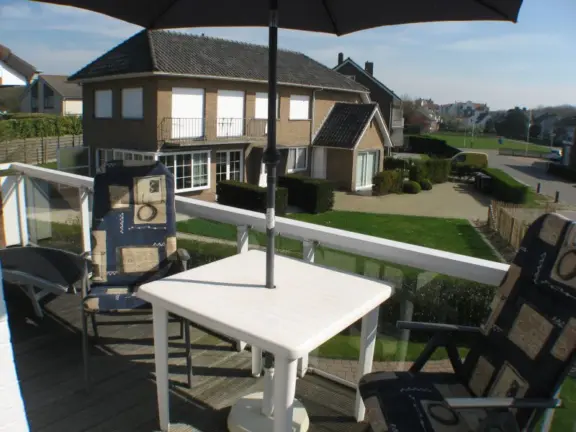 Villa desto hennequinlaan 25a cadzand bad balkontafel