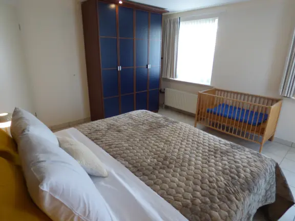 Appartement alledeske boven hennequinlaan 25c cadzand kledingkast