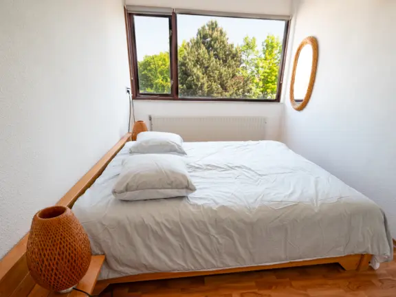 Vakantiehuis lijsterstraat 4 cadzand slaapkamer boven tweepersoonsbed