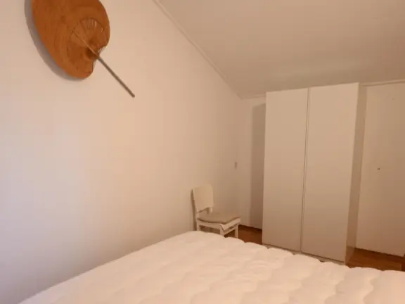 Vakantiehuis lijsterstraat 4 cadzand slaapkamer boven tweepersoonsbed kast