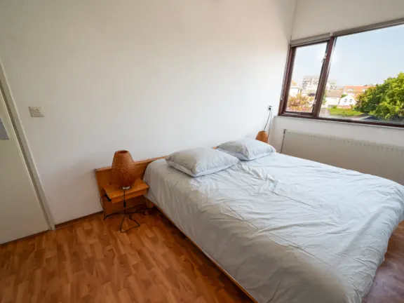 Vakantiehuis lijsterstraat 4 cadzand slaapkamer boven tweepersoonsbed kast