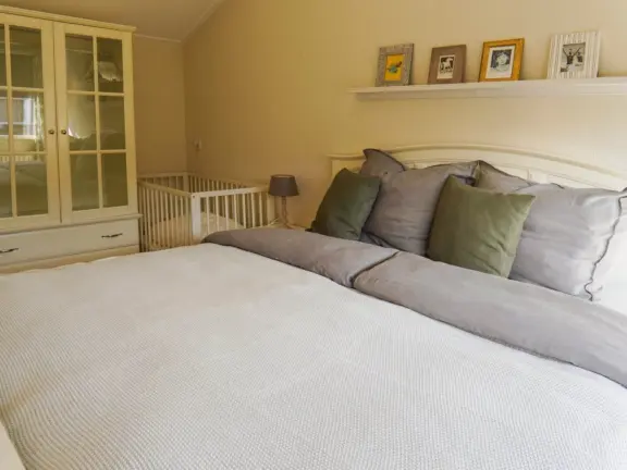 Ferienhaus sleedoornstraat 10 cadzand masterbedroom schrank