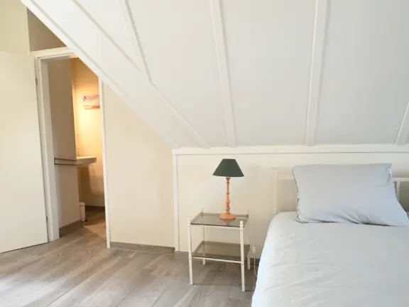 Vakantiehuis villa nausikaa sterntjeslaan 10a cadzand tweepersoonsbed badkamer close