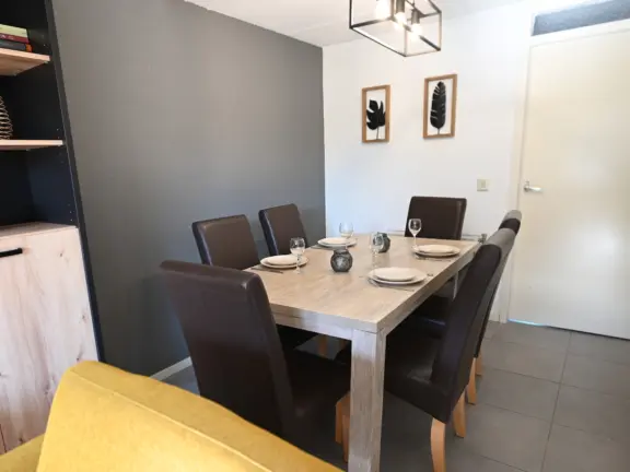 Vakantiehuisje cadzand sunset vuurdoornstraat 6 eettafel