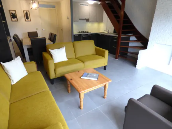 Vakantiehuisje cadzand sunset vuurdoornstraat 6 woonkamer trap