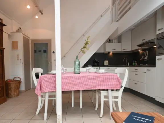 Vakantiehuis cadzand sincfal 13 eettafel en kast