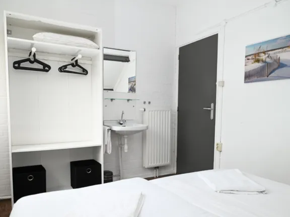 Ferienwohnung sincfal 29 cadzand bad schlafzimmer 1 oben waschbecken